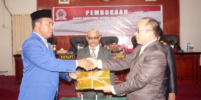 Bupati Raja Ampat, Abdul Faris Umlati, SE (kiri) menyerahkan dokumen APBD-P kepada Ketua DPRD Raja Ampat, Reynold M. Bula, SE, M.Si